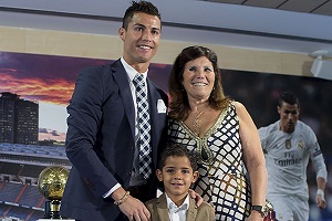 Лучший бомбардир: Криштиану Роналду с мамой и сыном на церемонии чествования